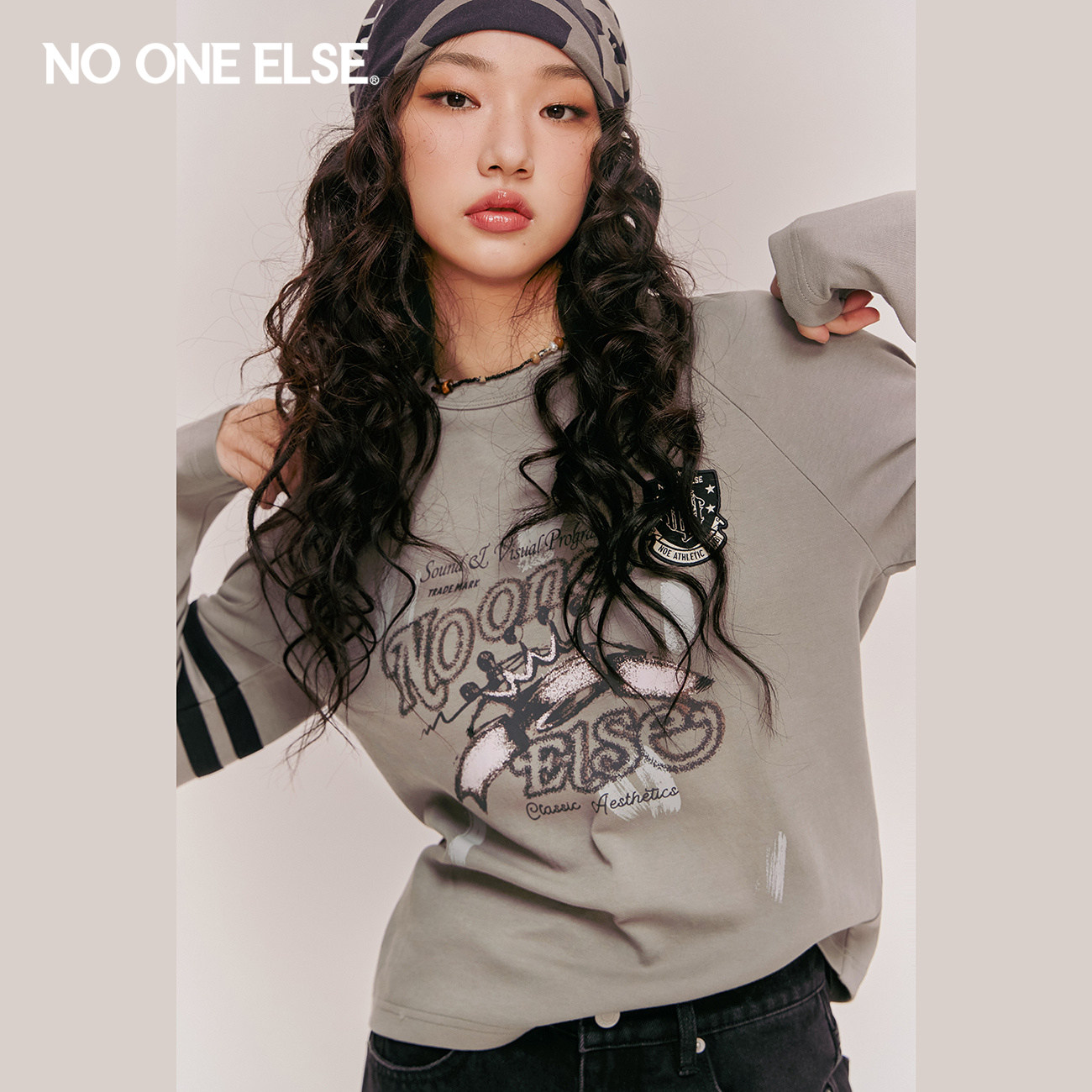 NO ONE ELSE字母皇冠T恤
