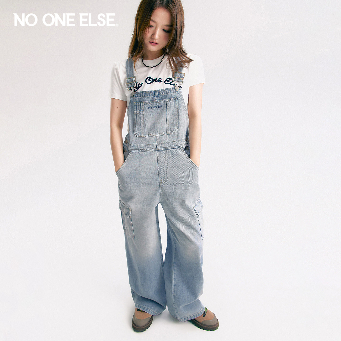 NO ONE ELSE渐变背带牛仔裤女士2026夏季新款刺绣口袋阔腿长裤子图片