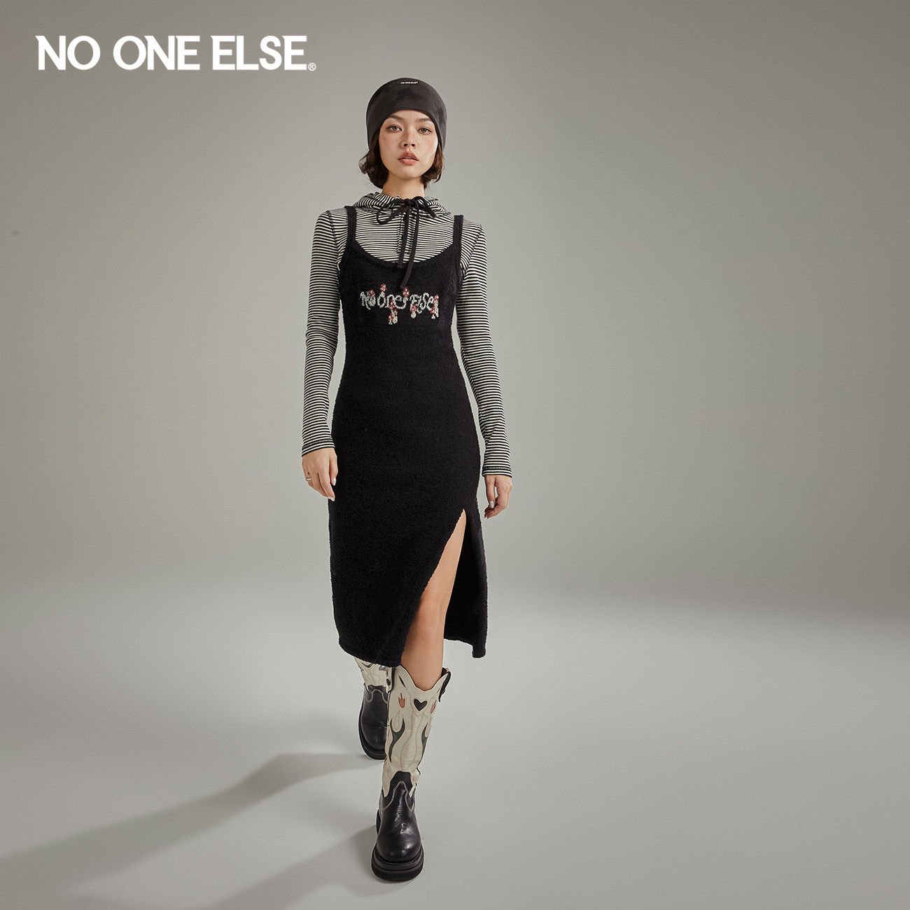 NO ONE ELSE吊带连衣裙女2026春秋新品背心裙个性字母开叉中长裙