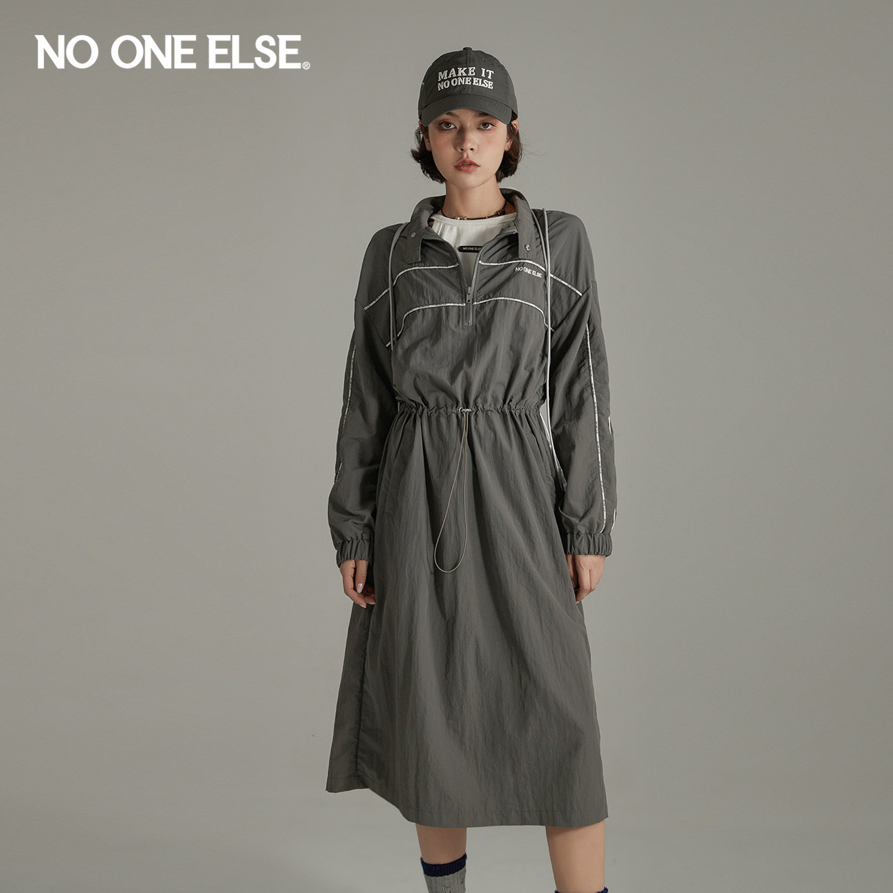 NOONEELSE字母抽绳长袖连衣裙图片