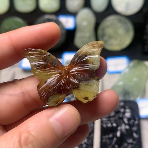 蝴蝶吊坠俏色巧雕岫玉花玉微瑕