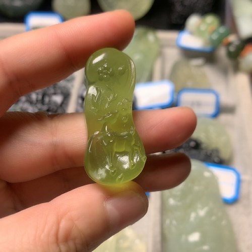 岫玉三家清提奶盖梅花鹿吊坠手牌