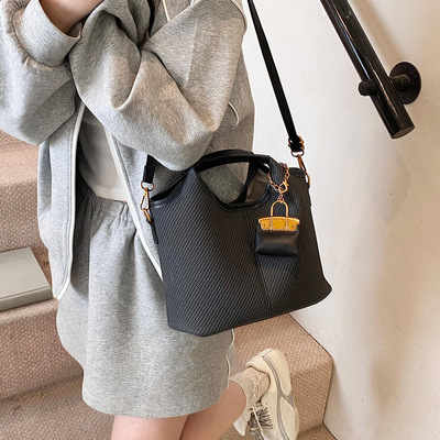 日本品质韩版撞色手提水桶包包女士2026新款潮流时尚百搭单肩斜挎