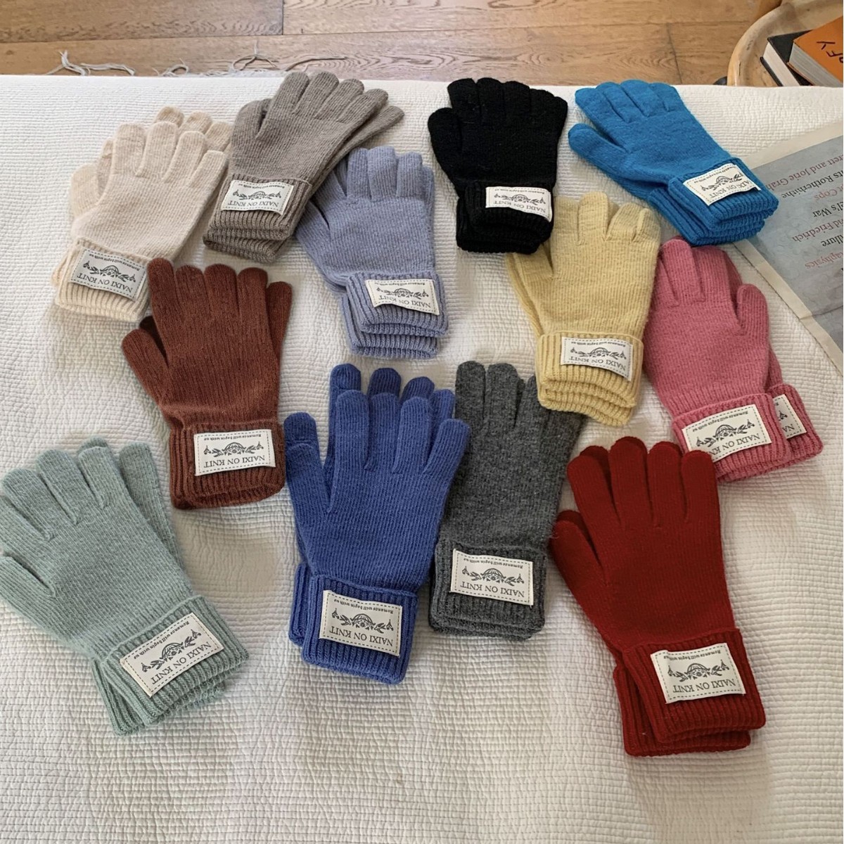 日本品质韩国羊毛混纺纯色保暖手套简约百搭可触屏防风情侣针织手