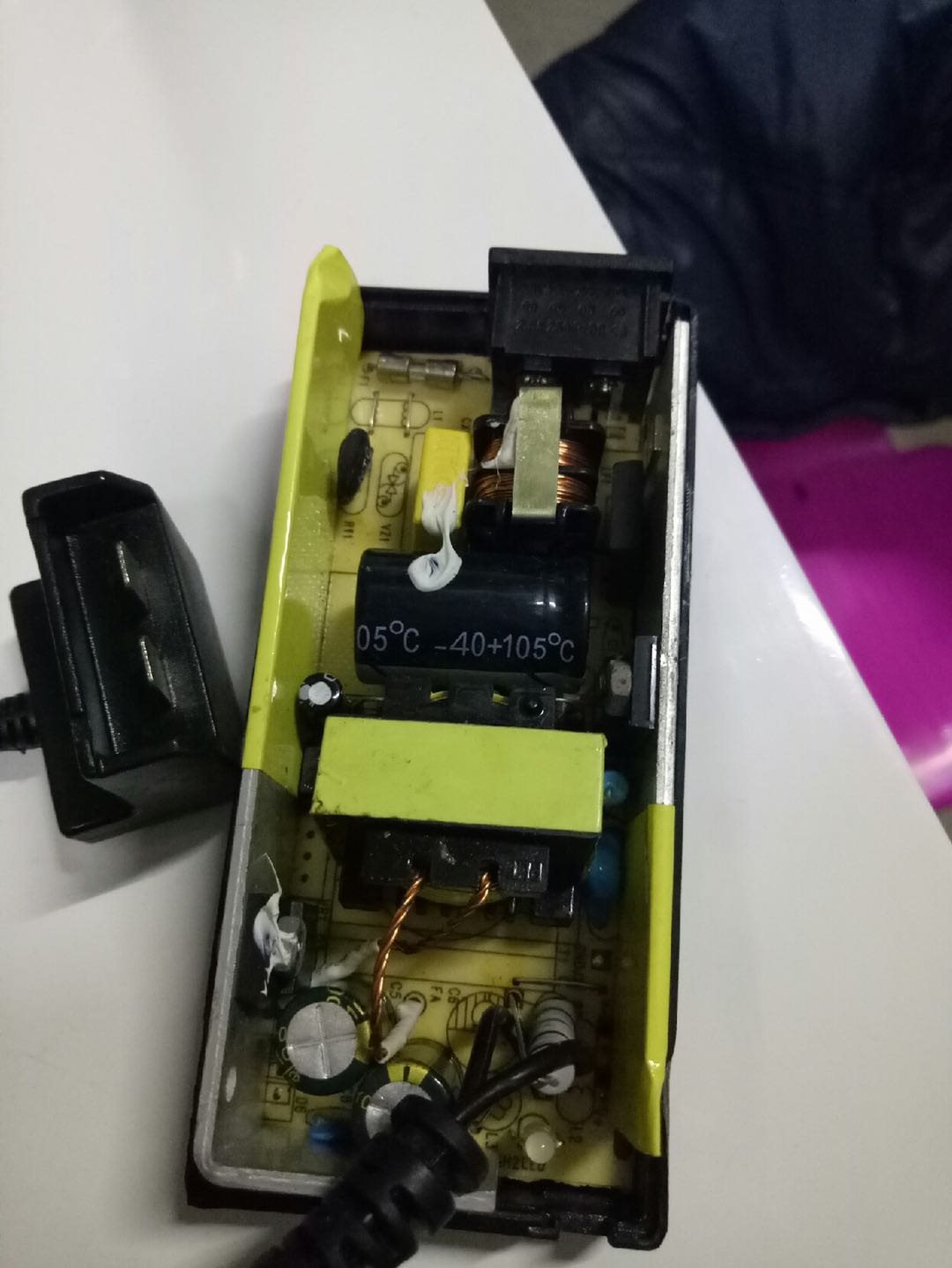 。12.6v3.5a无人机充电器三元铁锂电池12.6v电源适配器8字口电源