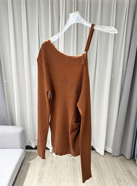 MBS.欧洲站新款小心机时尚斜领锁骨针织衫不规则设计感长袖上衣女