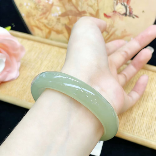 新疆和田东陵玉湖水绿泥鳅背手镯