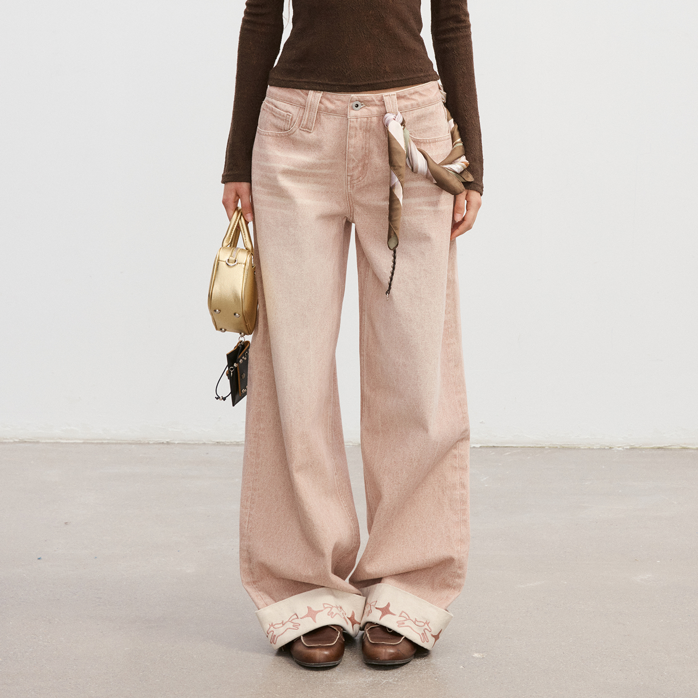 脏粉色脚口翻边刺绣牛仔裤