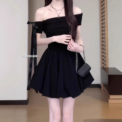 法式一字肩露肩黑色连衣裙女2025夏季新款小个子绝美蓬蓬花苞短裙