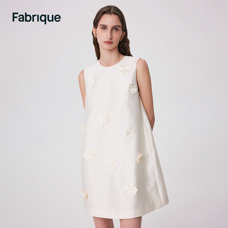 Fabrique白玉山茶丝毛混纺立体珍珠装饰花连衣裙女2025春夏新款