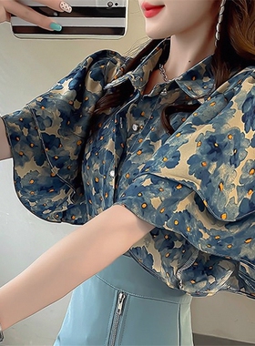 设计感荷叶边碎花上衣新款短袖甜美蓝色衬衫女夏宽松大码花衬衣潮