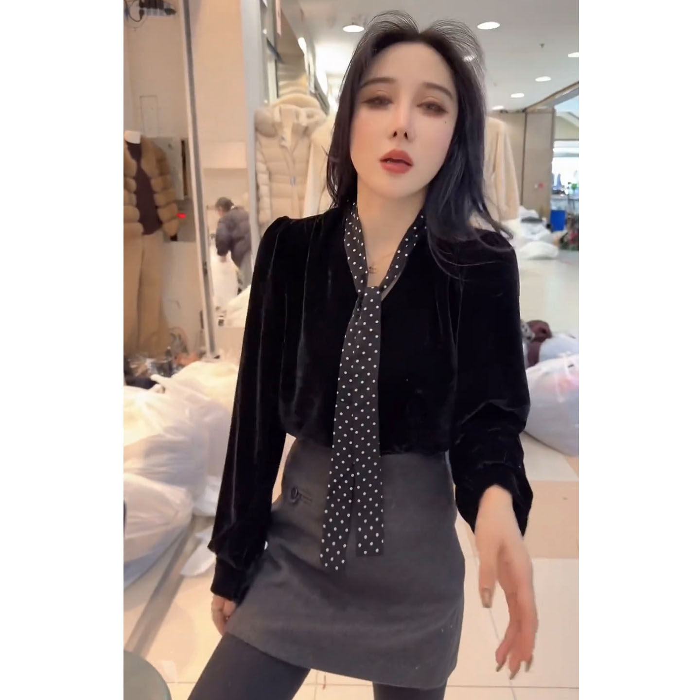 2026新款V领丝绒衬衫女春设计感百搭洋气氛围感宽松显瘦打底上衣