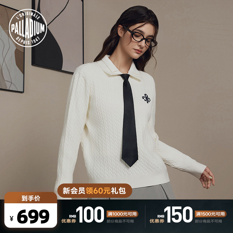 前胸搭配精致的鸢尾花绣花，简洁优雅