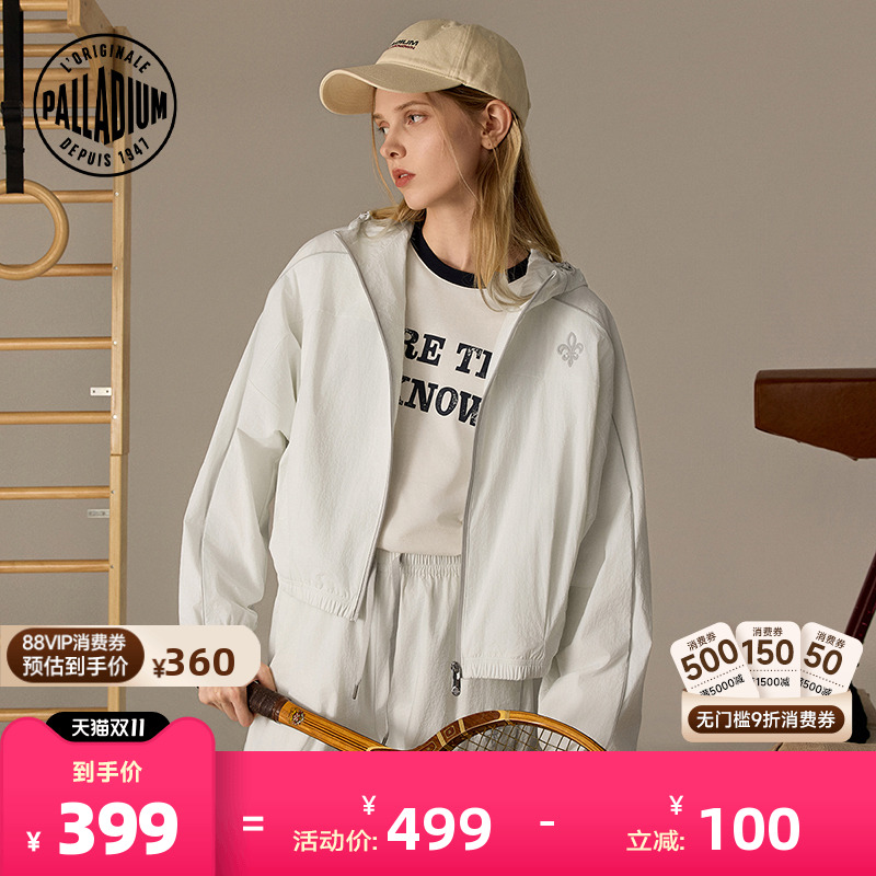 下摆处设有抽绳设计,可以根据需要调整松紧