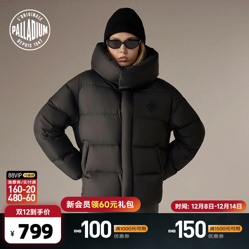 立体剪裁增强了轮廓感，胸前的品牌刺绣徽章