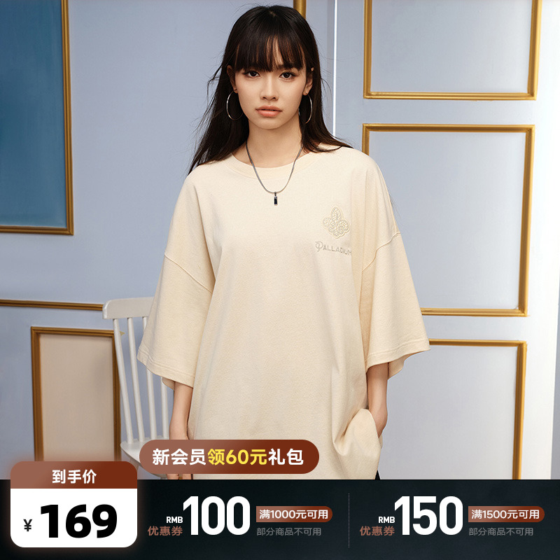前胸鸢尾花绣花烫钻，后领口增加织带装饰