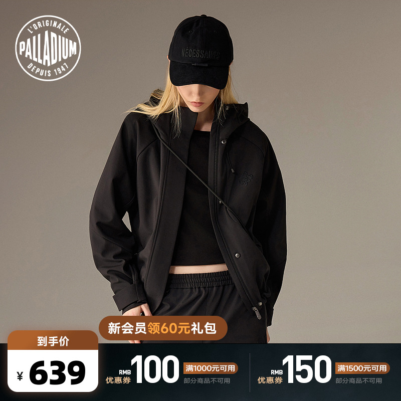 独特的立体剪裁增强了轮廓感，现代时尚外观