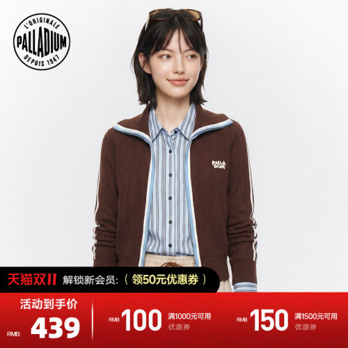 翻领设计，胸前精美palla绣花，彰显质感