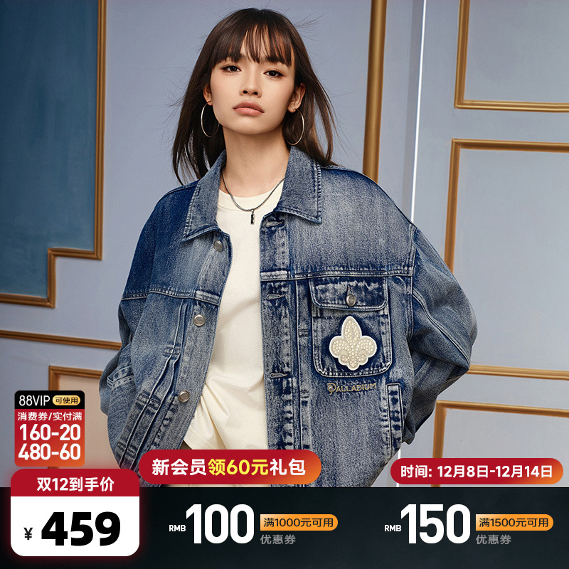 前胸盖袋口袋，后领口织带增加鸢尾花扣撞钉