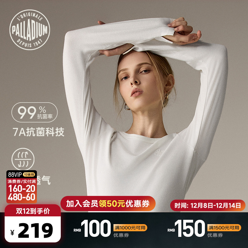 胸口的鸢尾花绣花采用立体锁边工艺