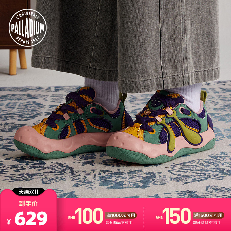 采用革料与三明治网布材料进行拼接设计