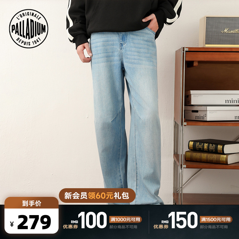 背面口袋的精美刺绣，增添了独特的设计感