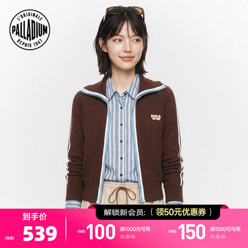 翻领设计，胸前精美palla绣花，彰显质感