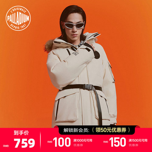 前胸的圆形徽章和多个实用口袋
