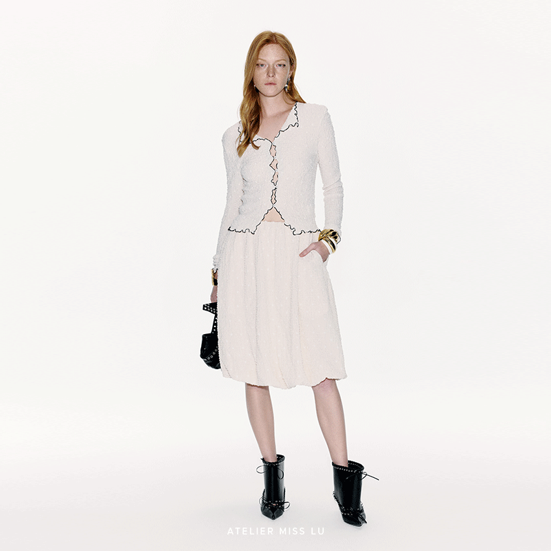 泡泡肌理撞色纽纽花边长袖上衣