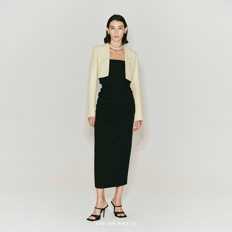 后背开叉直身垫肩短款外套