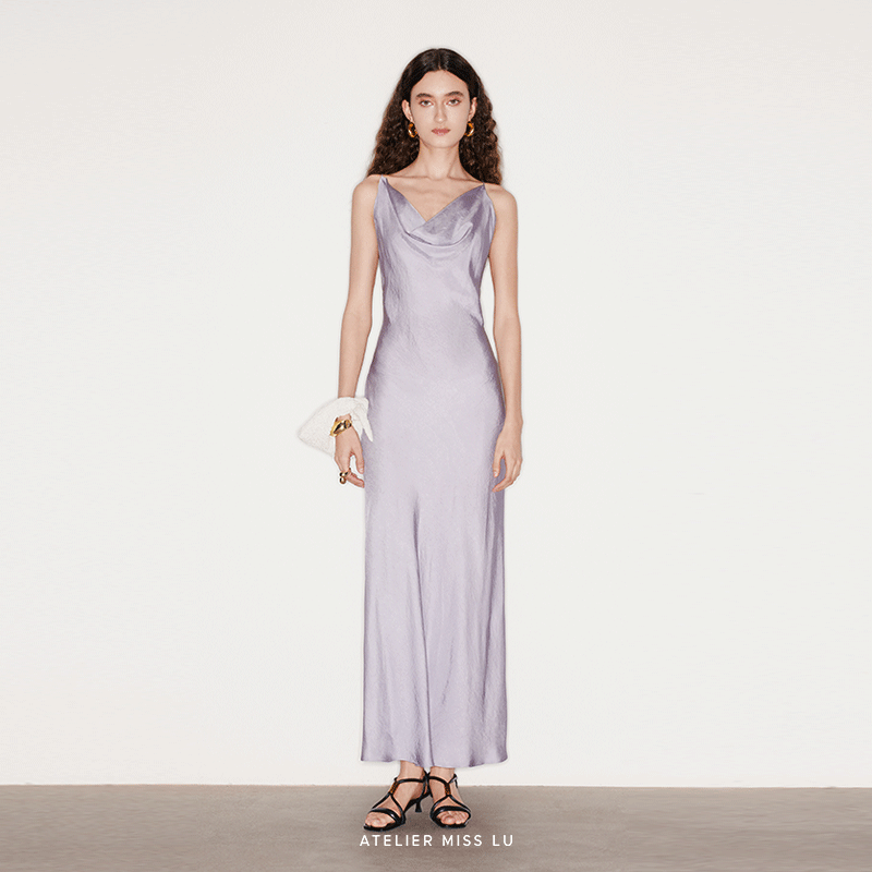 高调露背设计荡领吊带连衣裙