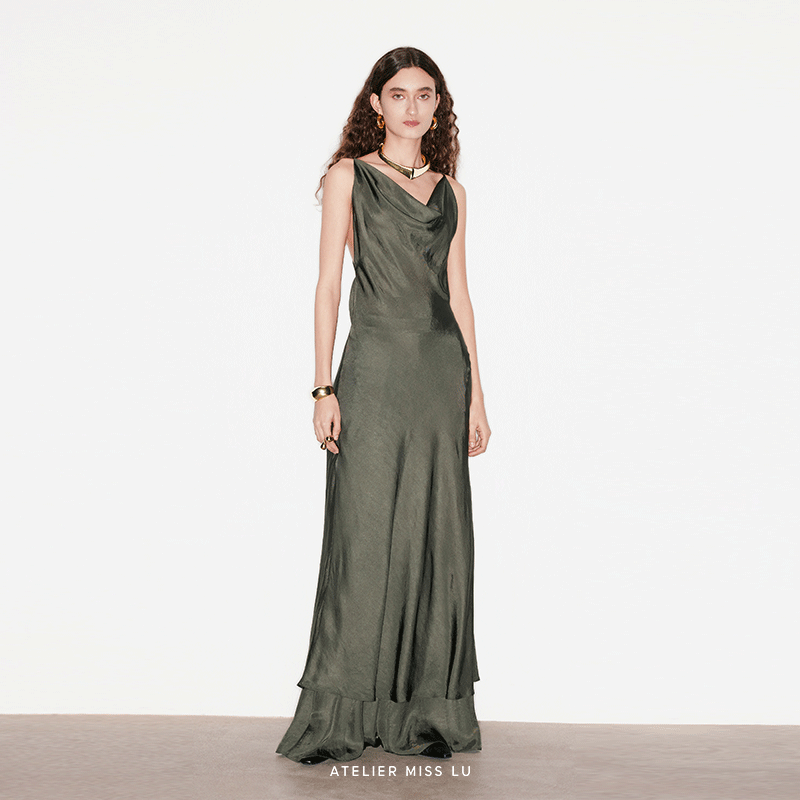 高调露背设计荡领吊带连衣裙
