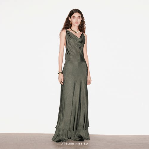 高调露背设计荡领吊带连衣裙