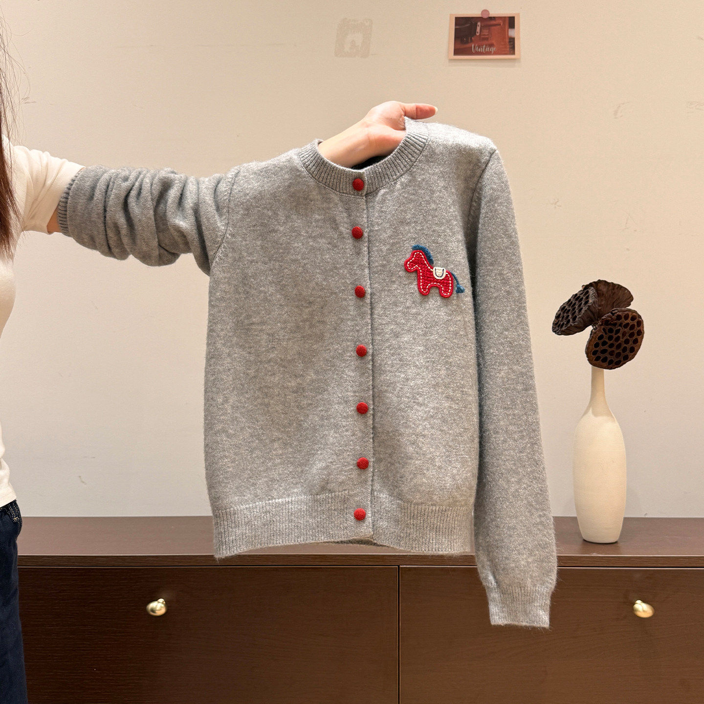 夏珍新年穿搭小马圆领开衫毛衣女春2026新款宽松慵懒风针织外套冬