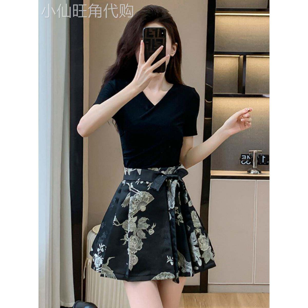 新中式套装女2025夏季新款黑色修身V领上衣提花百褶短裙子两件套