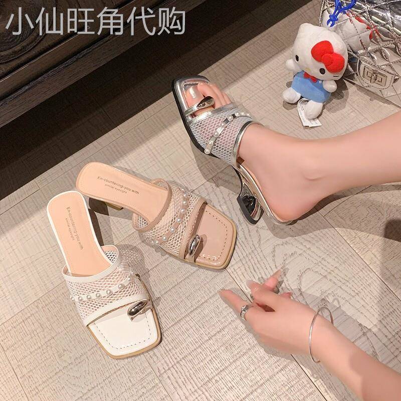 抓拍网感!网红金属套趾一字拖外穿女夏珍珠轻便透气异型跟凉拖鞋