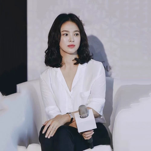 时尚宋慧乔明星同款奶白色短袖衬衫黑色西装长裤时尚松弛感女套装