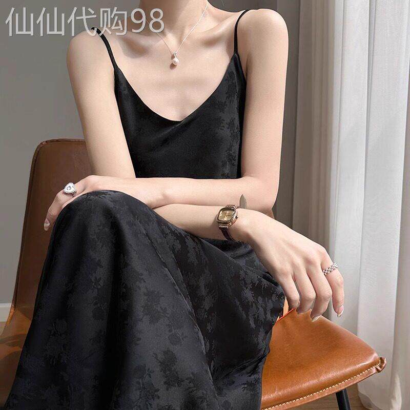 黑色V领真丝吊带洋装女2026年春夏新款绣花过膝醋酸缎面长裙子
