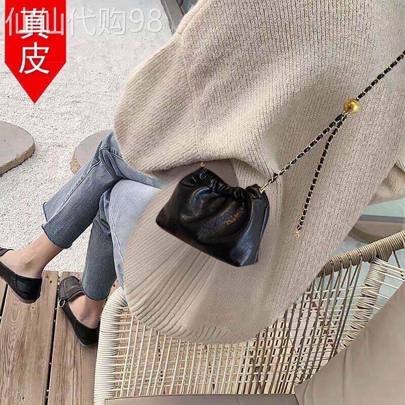 香港黑色小包包女2026新款小众斜挎包女高级感链条褶皱云朵包