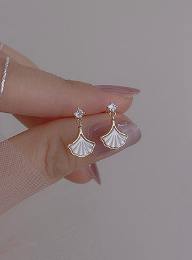 白色小裙子轻奢小巧耳环女2025新款爆款迷你银杏叶耳坠耳钉耳饰品