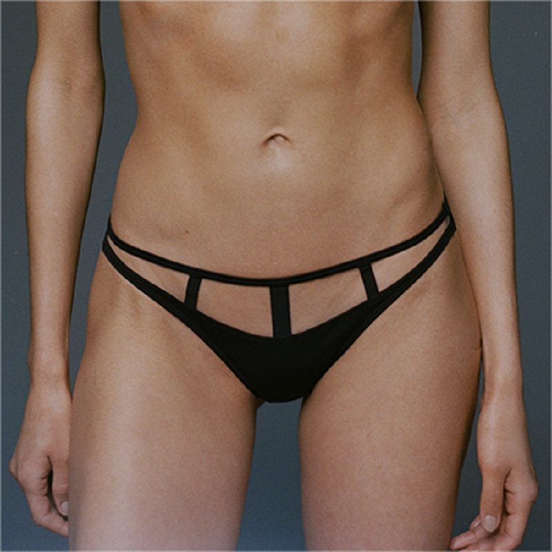 何识镂空线条网纱拼接低腰三角裤