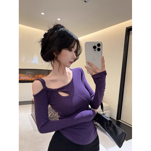 纯欲风斜领露肩chic不规则镂空长袖 T恤心机纽扣设计感套头上衣女