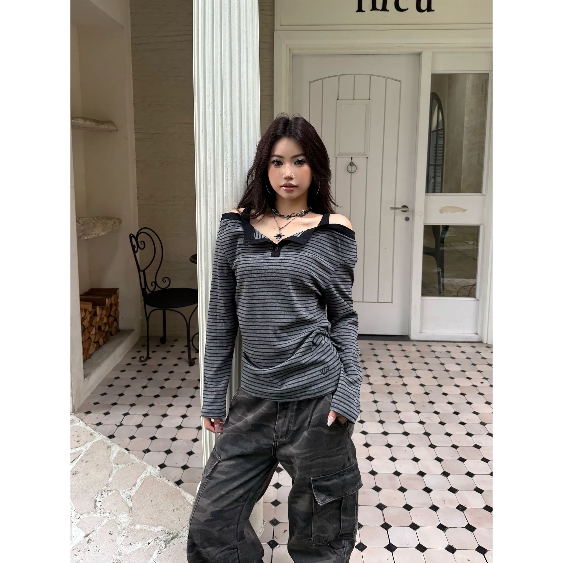 白色条纹一字肩露肩长袖t恤女早秋秋季修身打底衫假两件吊带上衣