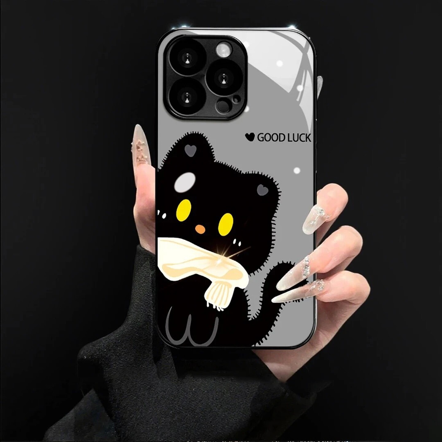 可爱黑猫玻璃壳适用苹果15Pro手机壳新款简约高级iPhone17/15/14外壳全包防摔带手链苹果17promax保护套女款