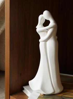 北欧简约陶瓷情侣人物装饰摆件客厅酒柜家居饰品情人节新婚礼物