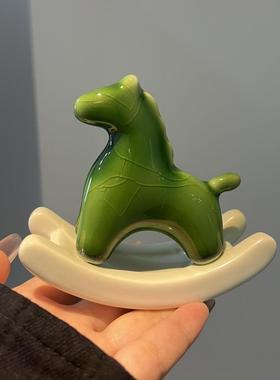 冰裂纹摇摇马艺术摆件轻奢高级感陶瓷香炉玄关客厅桌面工艺装饰品