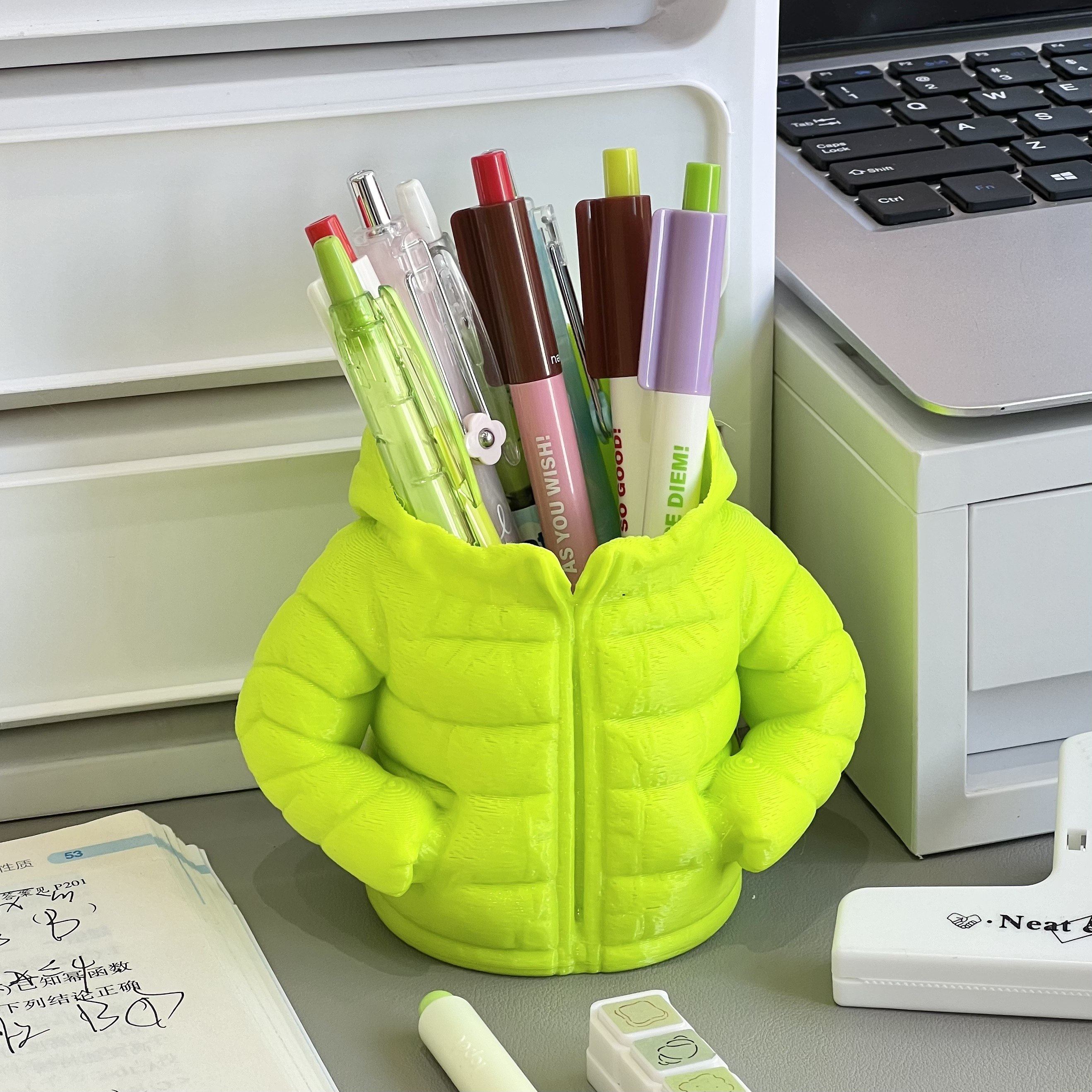 羽绒服笔筒创意男女孩桌面大容量学生高颜值化妆刷收纳桶笔架摆件,模玩/动漫/周边/娃圈三坑/桌游,动漫水杯/居家/百货,淘宝优惠券,粉丝福利购,淘宝优惠卷