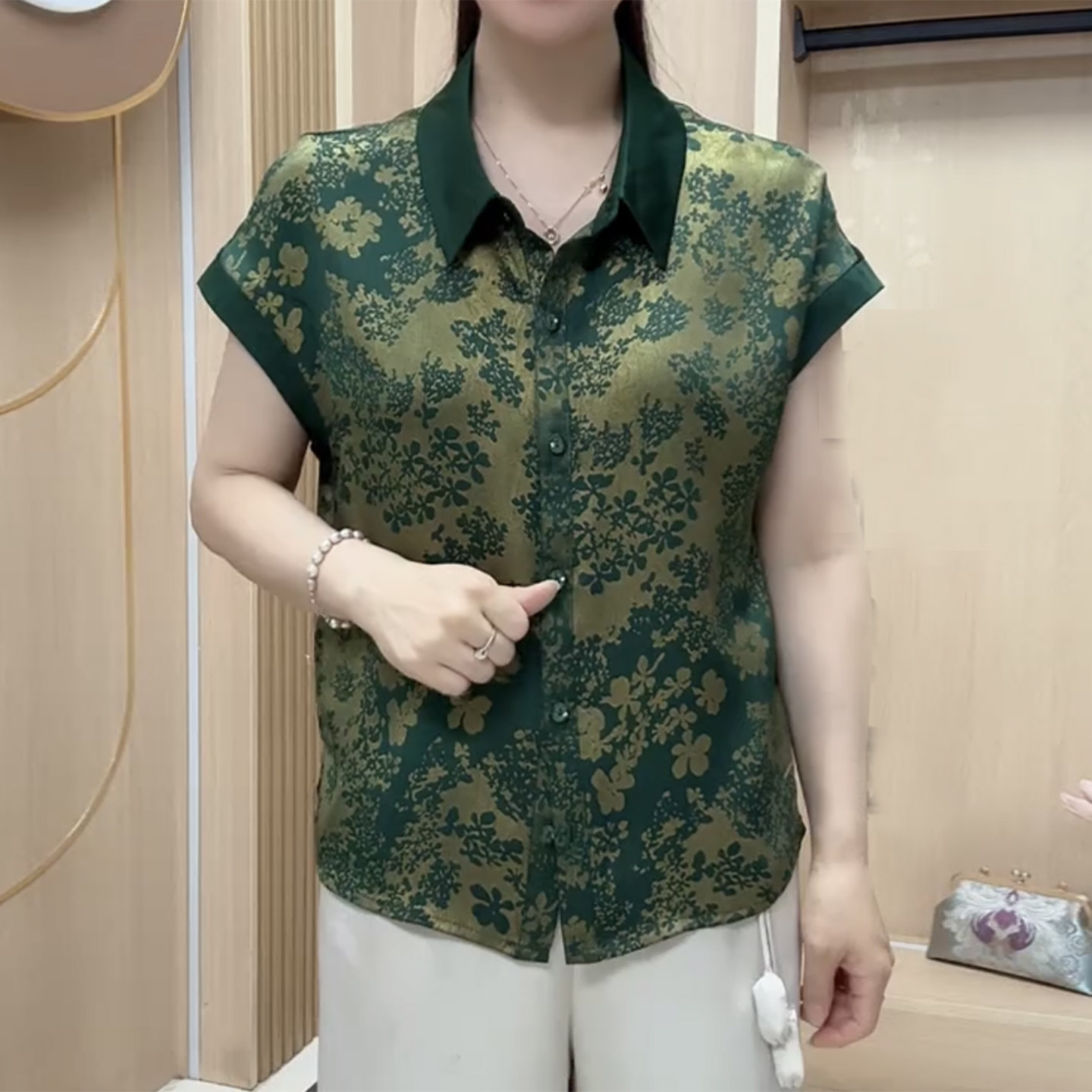 洋气减龄妈妈装开衫上衣夏季2026新款宽松显瘦翻领短袖花色衬衫
