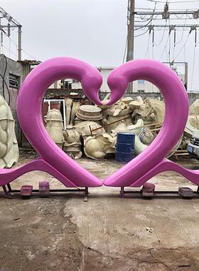 大型抽象天鹅摆件户外玻璃钢爱心形拍照道具园林景观爱情主题雕塑