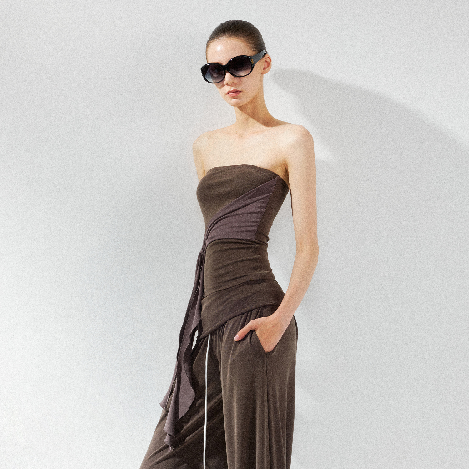 KVKV 灰棕色飘带拼接修身抹胸瑜伽上衣